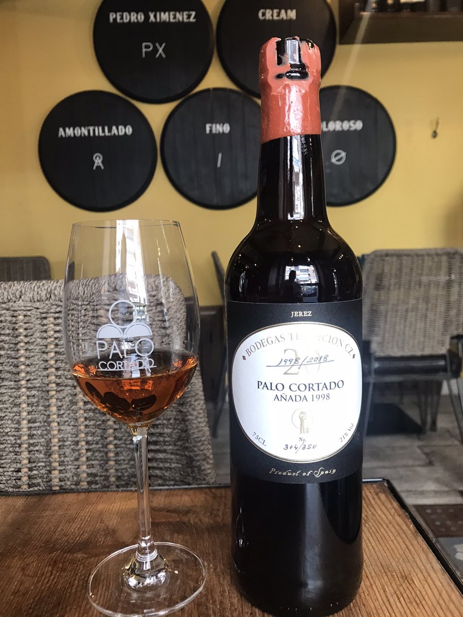 No es muy común en Jerez, donde predomina el sistema de criaderas y soleras, comercializar vinos de añada y sin embargo haberlos haylos. Excepcional este Palo Cortado 1998 de esa gran bodega que es @BODGASTRADICION. BRUTAL !!!!!