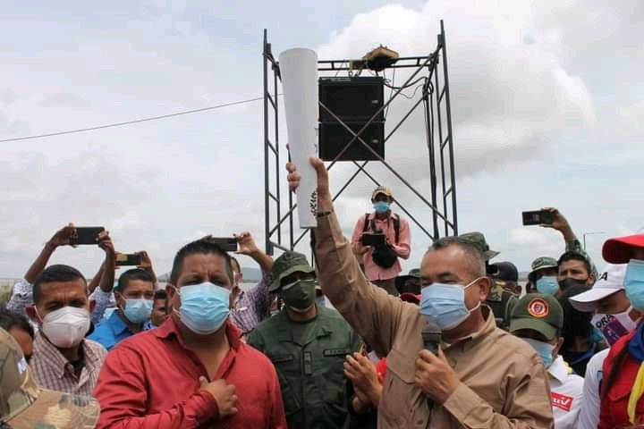 JPSUVCed's tweet image. 🚩🔥| La Juventud del PSUV del Municipio Cedeño participó en el entrega de la antorcha Bicentenaria que recorre nuestro estado Bolívar, donde nuestro Alcalde Rafael Gutiérrez la recibe de parte de nuestro Gobernador Incansable Justo Noguera Pietri.