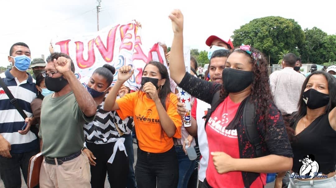 JPSUVCed's tweet image. 🚩🔥| La Juventud del PSUV del Municipio Cedeño participó en el entrega de la antorcha Bicentenaria que recorre nuestro estado Bolívar, donde nuestro Alcalde Rafael Gutiérrez la recibe de parte de nuestro Gobernador Incansable Justo Noguera Pietri.