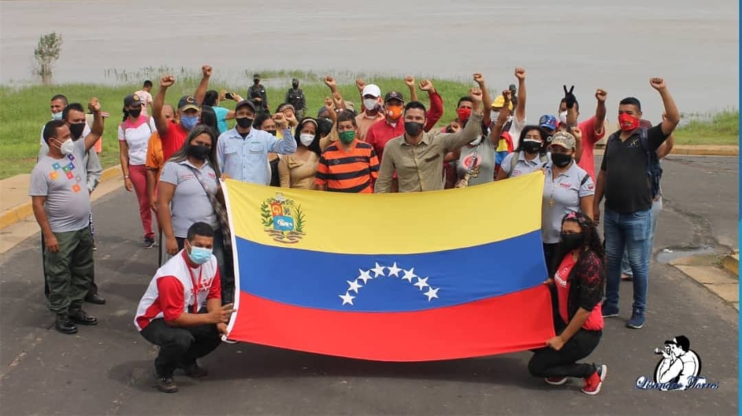 JPSUVCed's tweet image. 🚩🔥| La Juventud del PSUV del Municipio Cedeño participó en el entrega de la antorcha Bicentenaria que recorre nuestro estado Bolívar, donde nuestro Alcalde Rafael Gutiérrez la recibe de parte de nuestro Gobernador Incansable Justo Noguera Pietri.