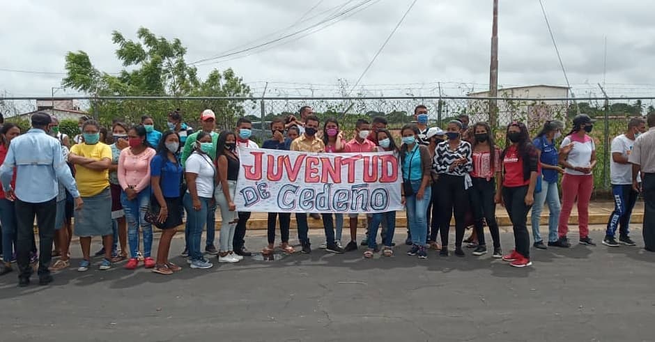 JPSUVCed's tweet image. 🚩🔥| La Juventud del PSUV del Municipio Cedeño participó en el entrega de la antorcha Bicentenaria que recorre nuestro estado Bolívar, donde nuestro Alcalde Rafael Gutiérrez la recibe de parte de nuestro Gobernador Incansable Justo Noguera Pietri.
