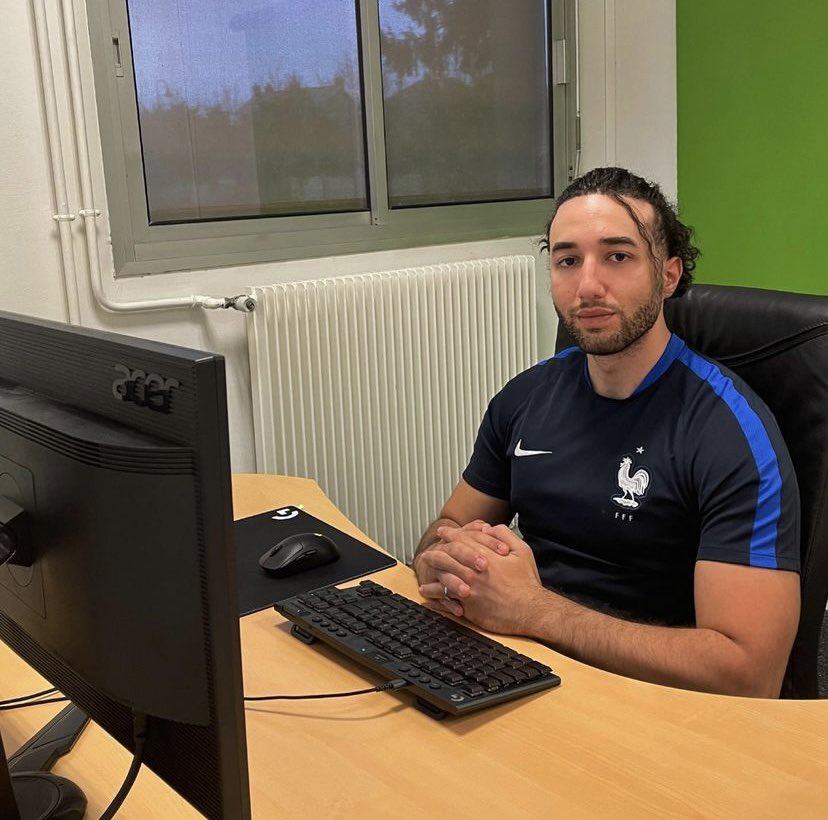 RedCoast18's tweet image. Le chargé en marketing de Micromania :