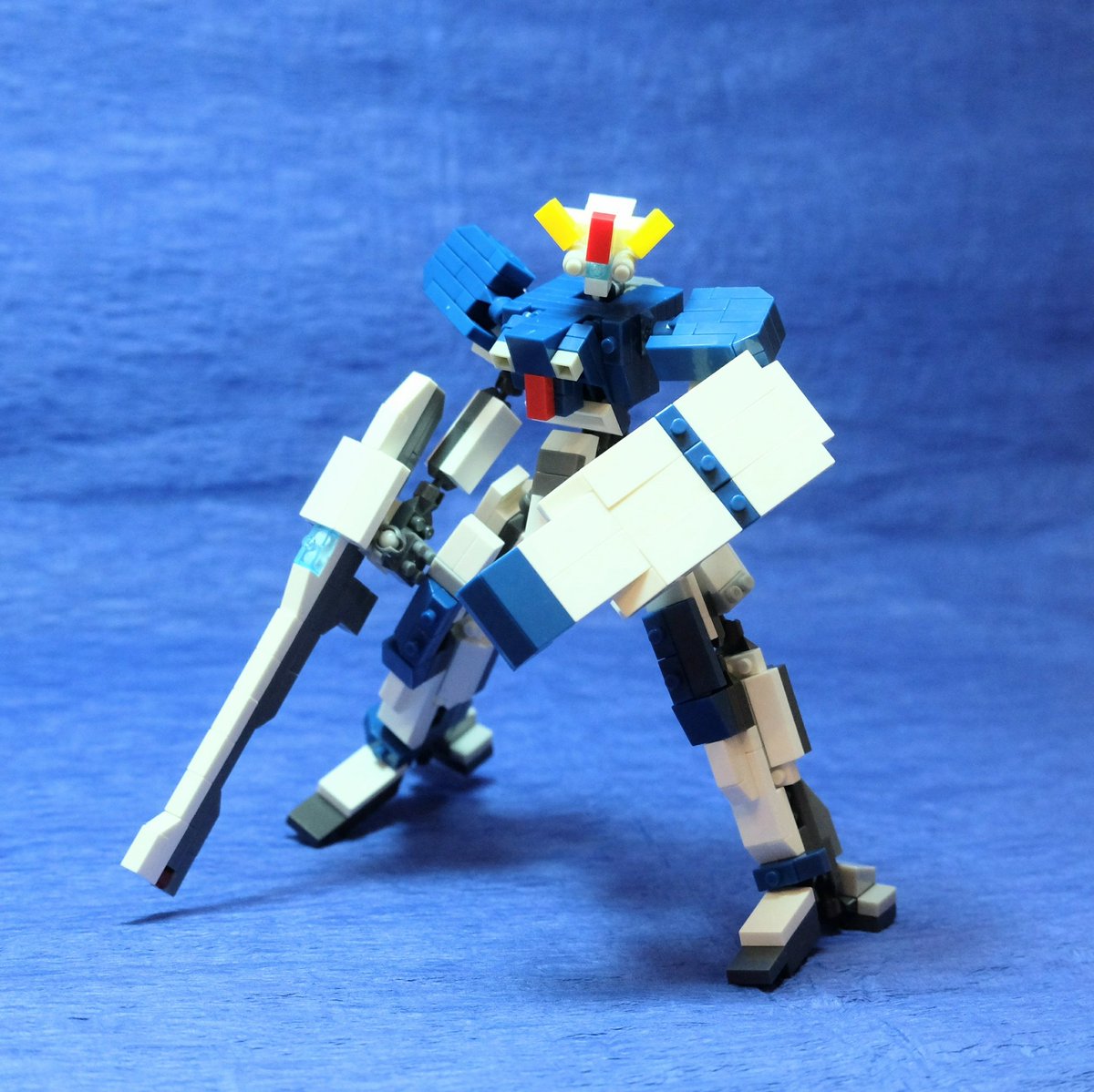 Daisoプチブロックでガンダムっぽい色合いのロボを作りました