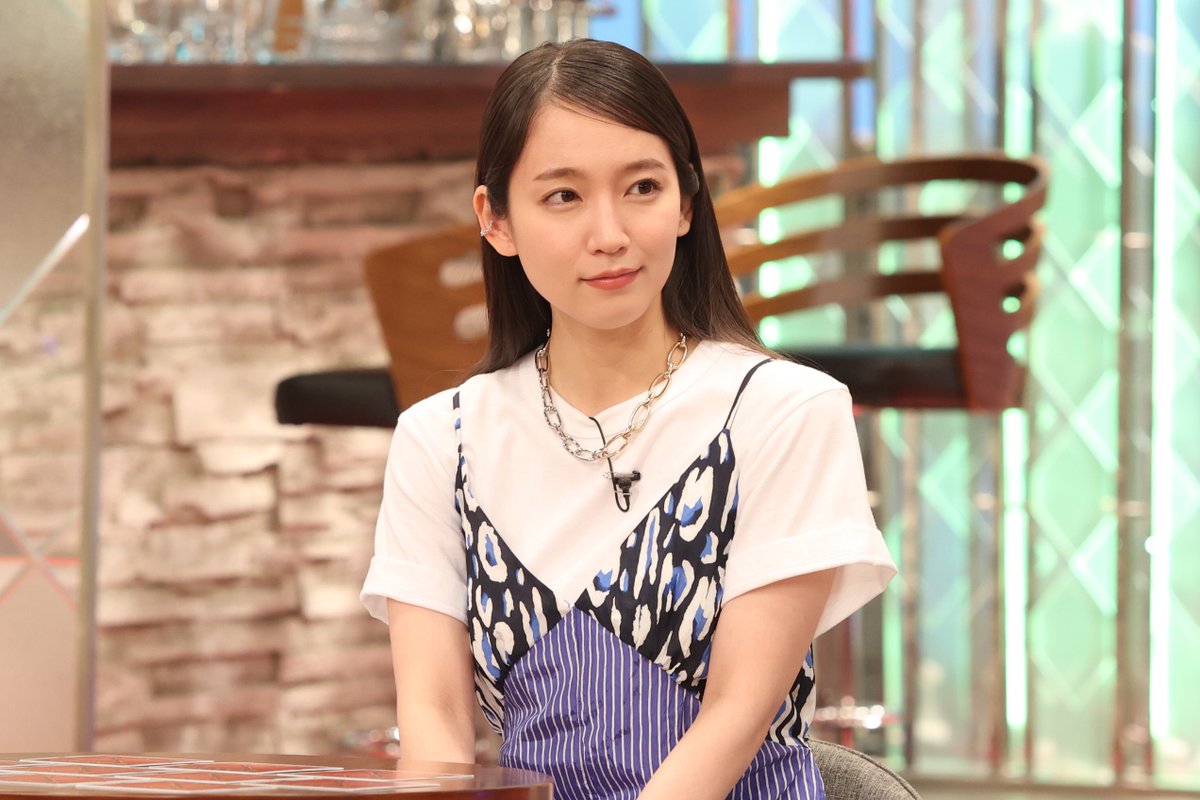 吉岡里帆の私服 Tokioカケル の衣装です 胸元がアニマル柄のようなブルーのストライプのキャミワンピースです 芸能人の私服 衣装まとめ Woomy