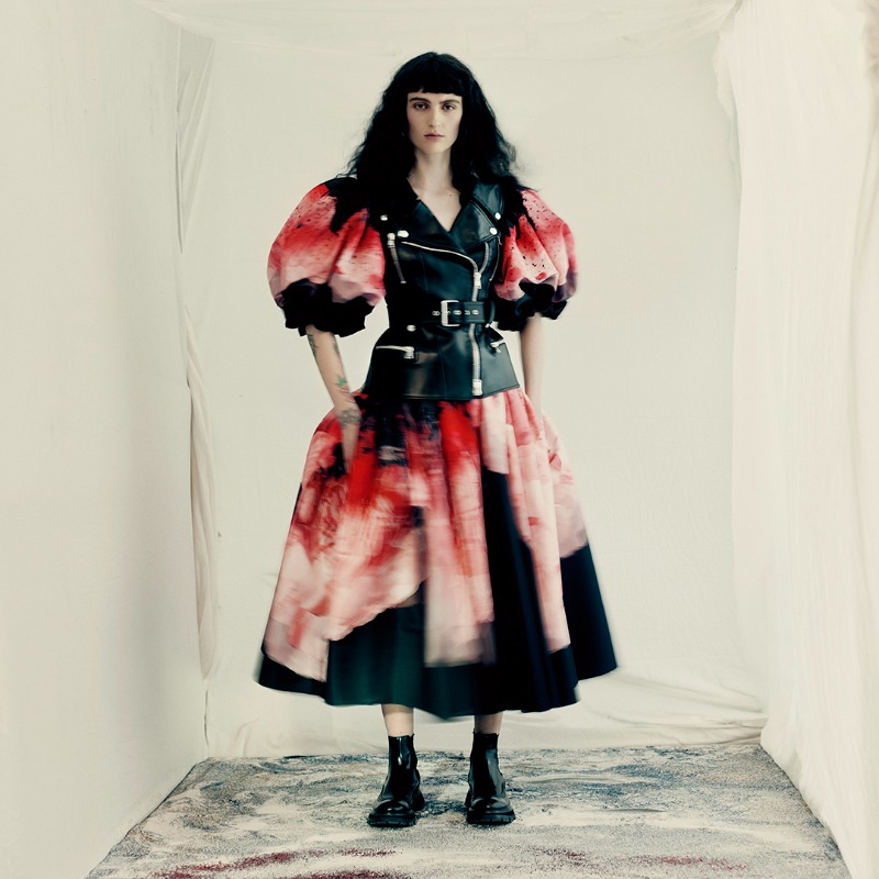 McQueen's tweet photo. Scopri la nuova collezione donna Autunno/Inverno 2021. 

Fotografia Paolo Roversi.

#McQueenAnemones #McQueenAW21