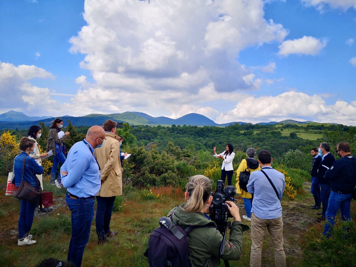PortmannAntoine's tweet photo. Nous sommes ravis d’avoir ouvert les portes du site @Volvic_fr et montré comment nous agissons pour protéger la ressource en eau avec nos partenaires. En tant qu'acteur engagé sur le territoire, nous avons investi 31M€ afin d'accélérer notre transformation industrielle... 1/2 https://t.co/rxArlKw5Yl