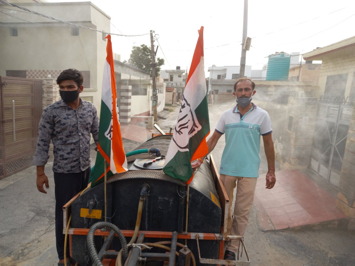 RajeshKaliramn4's tweet image. आज नर सेवा नारायण सेवा अभियान को निरंतर जारी रखते हुए @rssurjewala जी द्वारा दी गई चार्ली टर्नाड़ो मशीन से सोडियम हाइपोक्लोराइड के मिश्रण का वार्ड 20  कैथल को सभी साथियों द्वारा सैनिटाइज किया ताकि जनता की करोना महामारी से सुरक्षा की जा सके । हम सभी आपका बहुत-बहुत धन्यवाद करते हैं