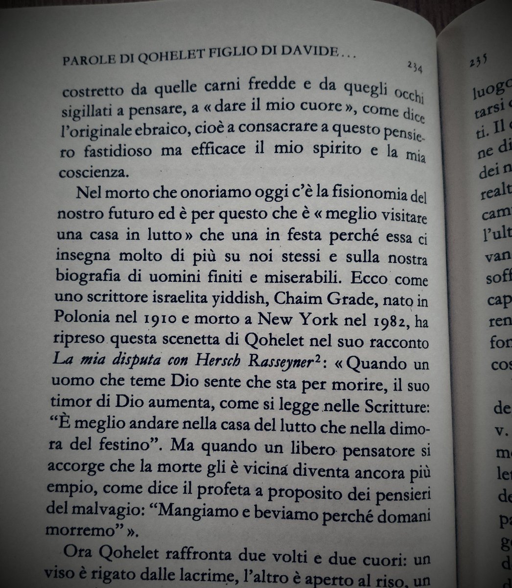 marcoarchetti's tweet photo. Leggere il commento di Gianfranco Ravasi al Qohelet e trovarci una citazione di Chaim Grade, e precisamente de "La mia disputa con Rasseyner", racconto contenuto nel bellissimo "Fedeltà e tradimento", @giuntina1980.
#ChaimGrade
#Qohelet
#GianfrancoRavasi https://t.co/5PXXQ20Yf8