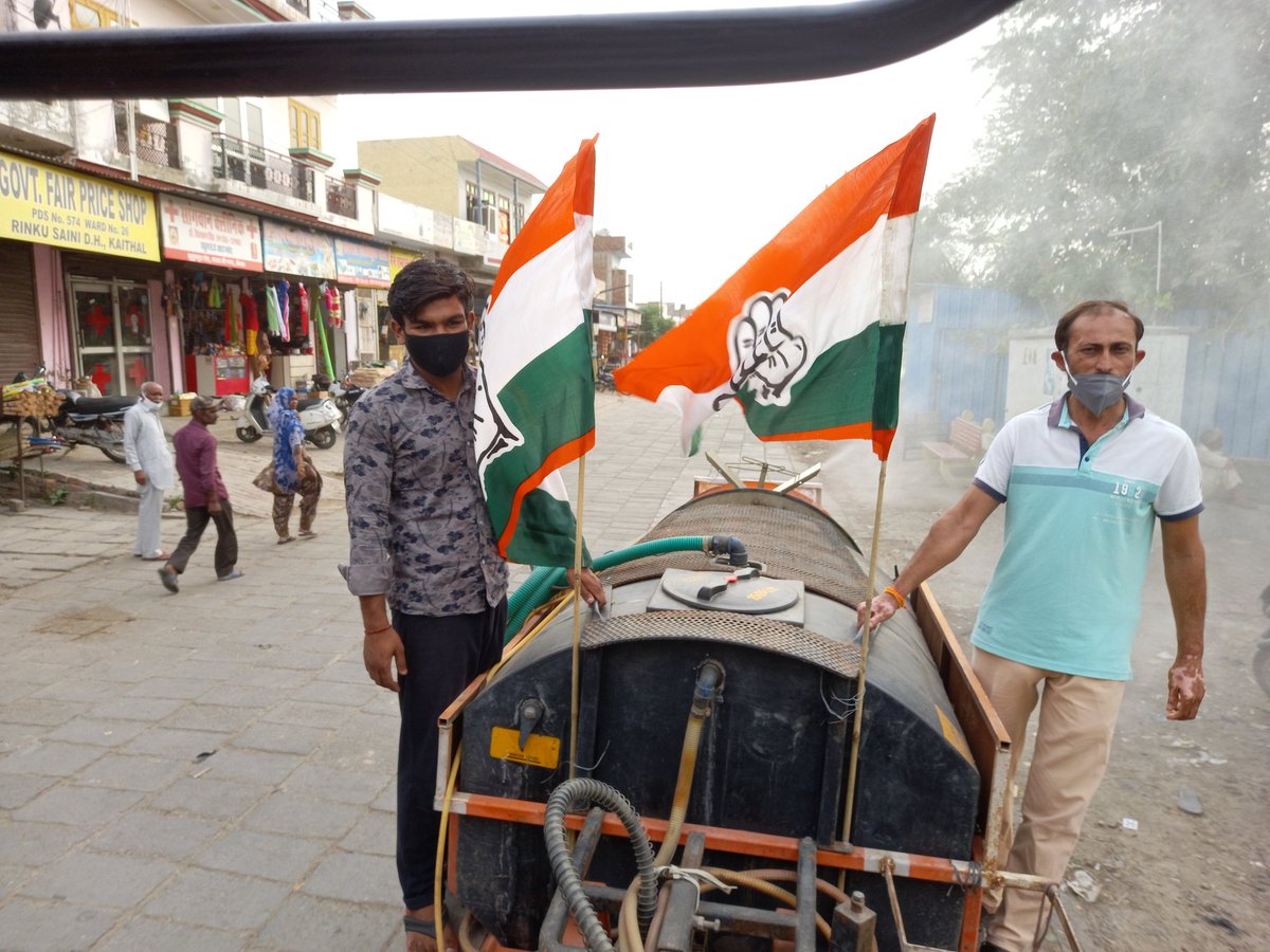 RajeshKaliramn4's tweet image. आज नर सेवा नारायण सेवा अभियान को निरंतर जारी रखते हुए @rssurjewala जी द्वारा दी गई चार्ली टर्नाड़ो मशीन से सोडियम हाइपोक्लोराइड के मिश्रण का वार्ड 20  कैथल को सभी साथियों द्वारा सैनिटाइज किया ताकि जनता की करोना महामारी से सुरक्षा की जा सके । हम सभी आपका बहुत-बहुत धन्यवाद करते हैं