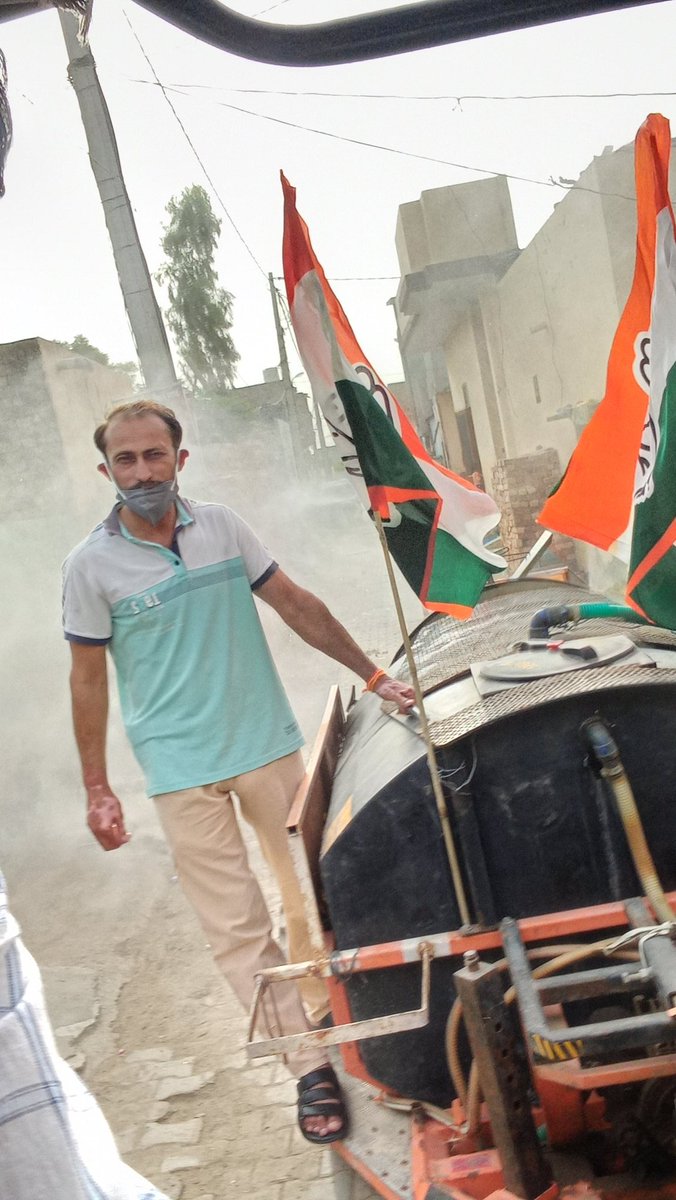 RajeshKaliramn4's tweet image. आज नर सेवा नारायण सेवा अभियान को निरंतर जारी रखते हुए @rssurjewala जी द्वारा दी गई चार्ली टर्नाड़ो मशीन से सोडियम हाइपोक्लोराइड के मिश्रण का वार्ड 20  कैथल को सभी साथियों द्वारा सैनिटाइज किया ताकि जनता की करोना महामारी से सुरक्षा की जा सके । हम सभी आपका बहुत-बहुत धन्यवाद करते हैं