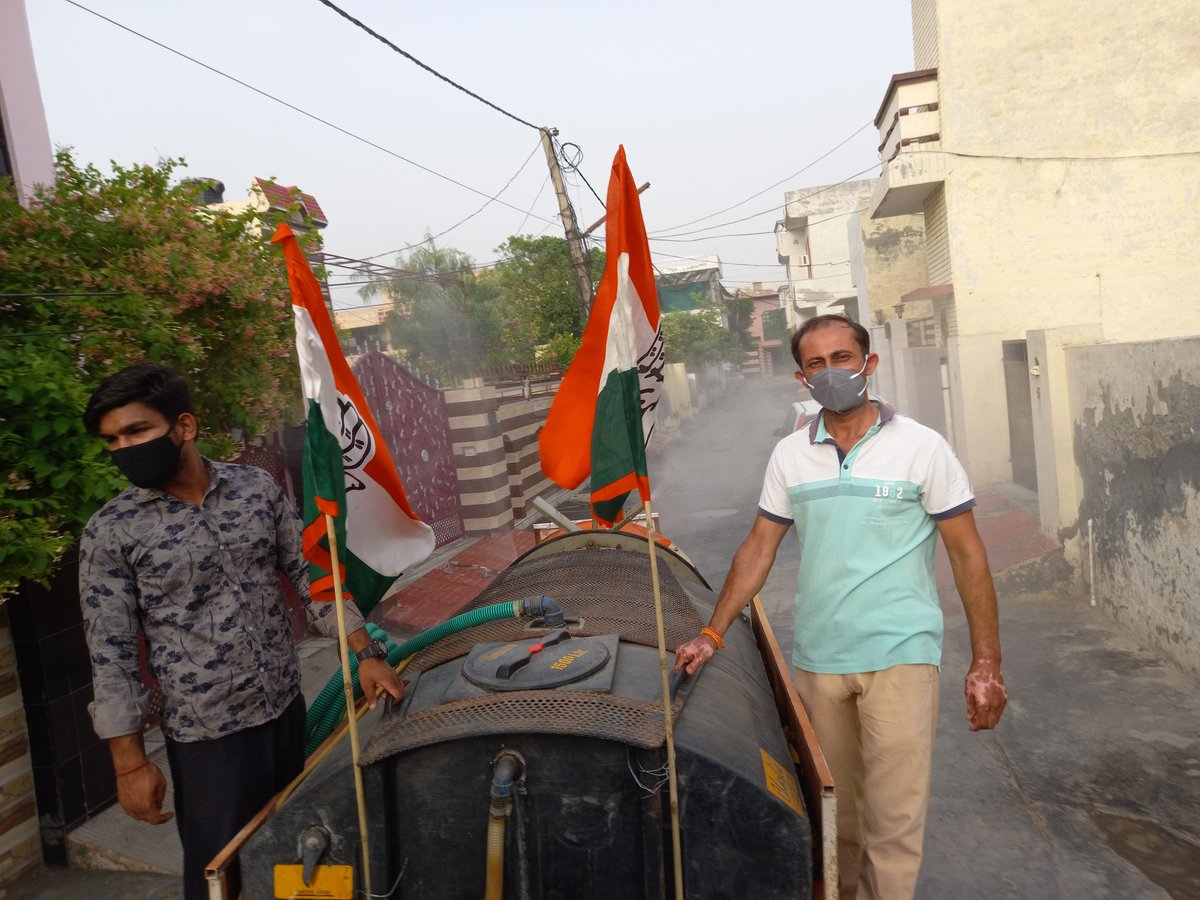 RajeshKaliramn4's tweet image. आज नर सेवा नारायण सेवा अभियान को निरंतर जारी रखते हुए @rssurjewala जी द्वारा दी गई चार्ली टर्नाड़ो मशीन से सोडियम हाइपोक्लोराइड के मिश्रण का वार्ड 20  कैथल को सभी साथियों द्वारा सैनिटाइज किया ताकि जनता की करोना महामारी से सुरक्षा की जा सके । हम सभी आपका बहुत-बहुत धन्यवाद करते हैं