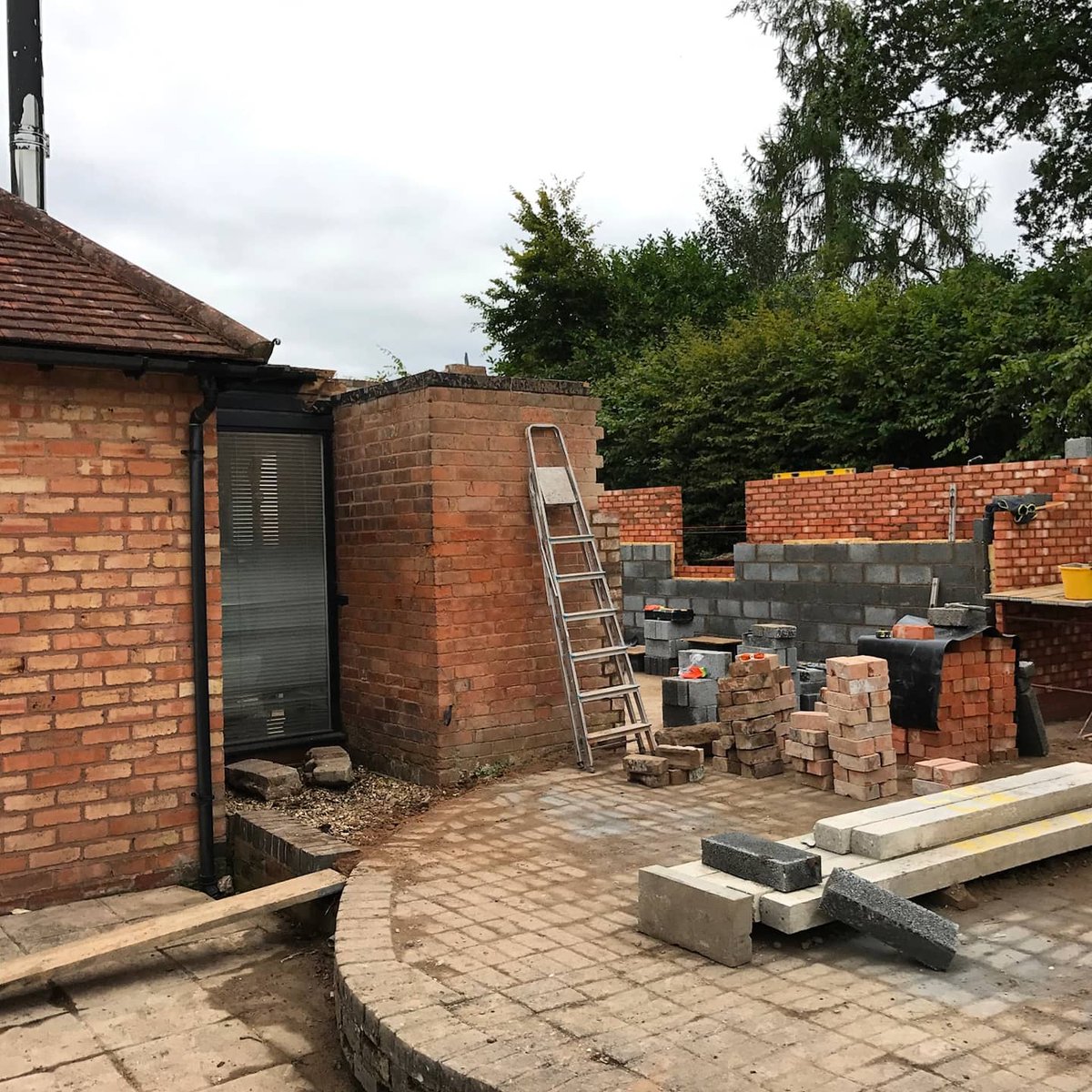 CrowngateBuild's tweet image. External wall progress on one of the two extensions to the barns 🧱

#extensionprogress #barnextension #buildingwork #construction #brickwork #drylining #insulation