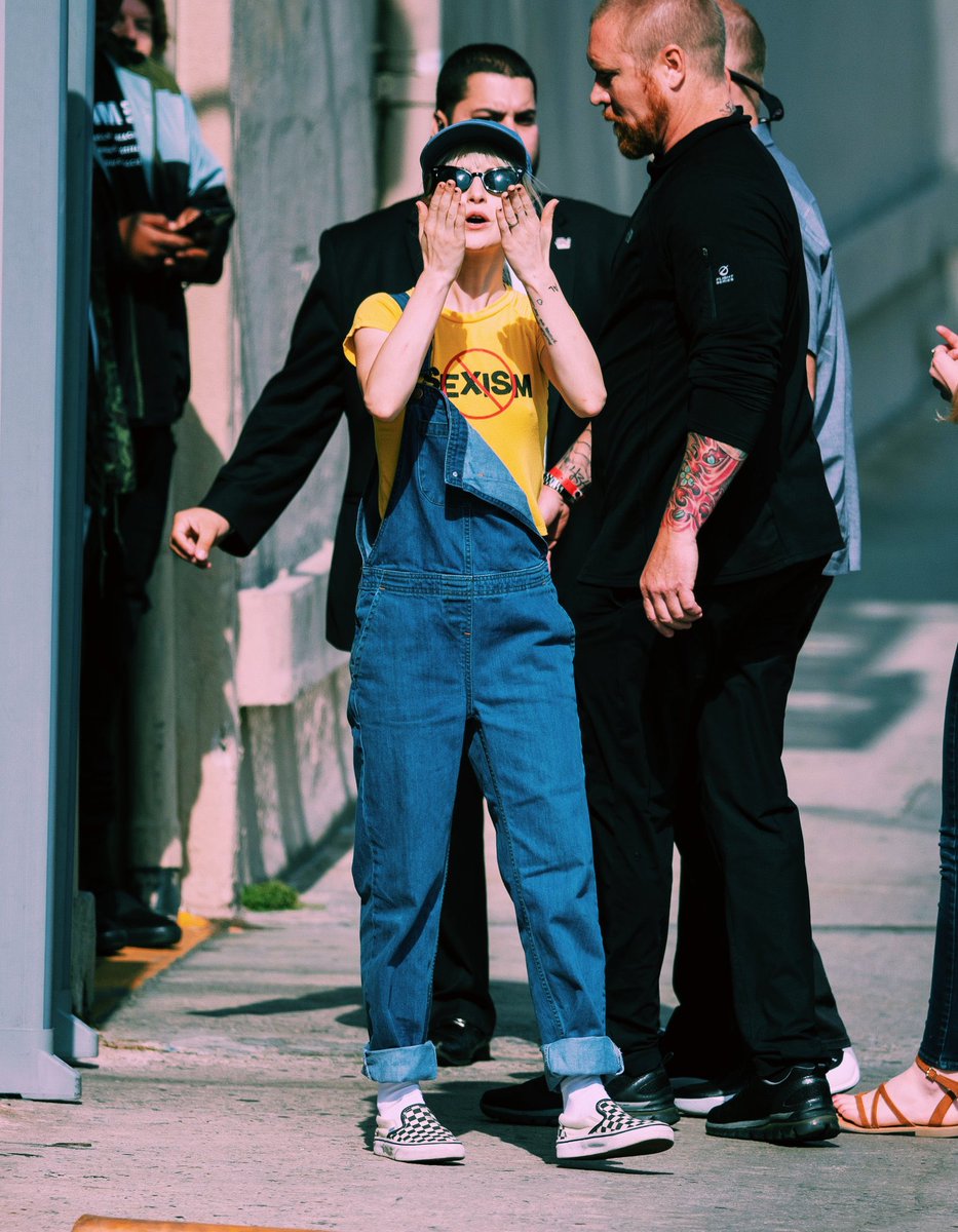 hi with warmest greetings. this is Hayley Williams speaking. in dire to expand my social circle &amp; find new buddies here, i decided to do an #openfollow for rpers west. pls kindly hit retweet/🖤 button and ill shoot u a follow.