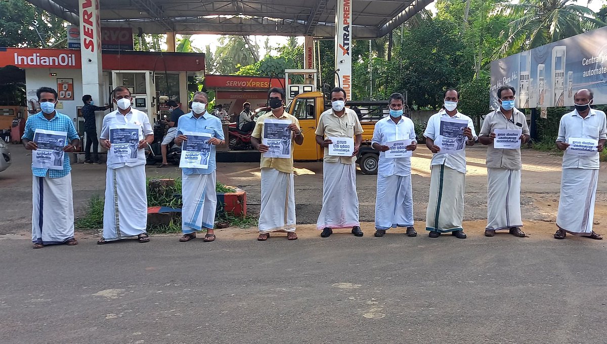 KTRAOOF31's tweet photo. Took part in the protest organized by the Kizhakkoth Panchayath Muslim League against the central and state government's policies of plundering the people by increasing fuel prices. 
#IUML https://t.co/KBDrtNPgOO