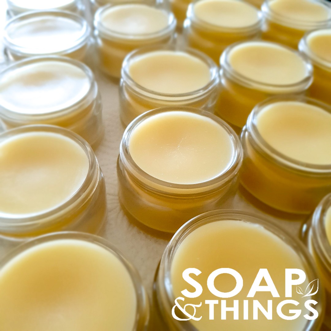 Nourishing free-range ostrich oil, my absolute favourite ingredient 😍 
Used in balms, it just soaks into your skin, cuticles, heels, elbows, lips, and smoothing out errant whiskers and beads. Perfect for everyday use ... and it even rejuvenates leather too!
#natural #skincare 🌿