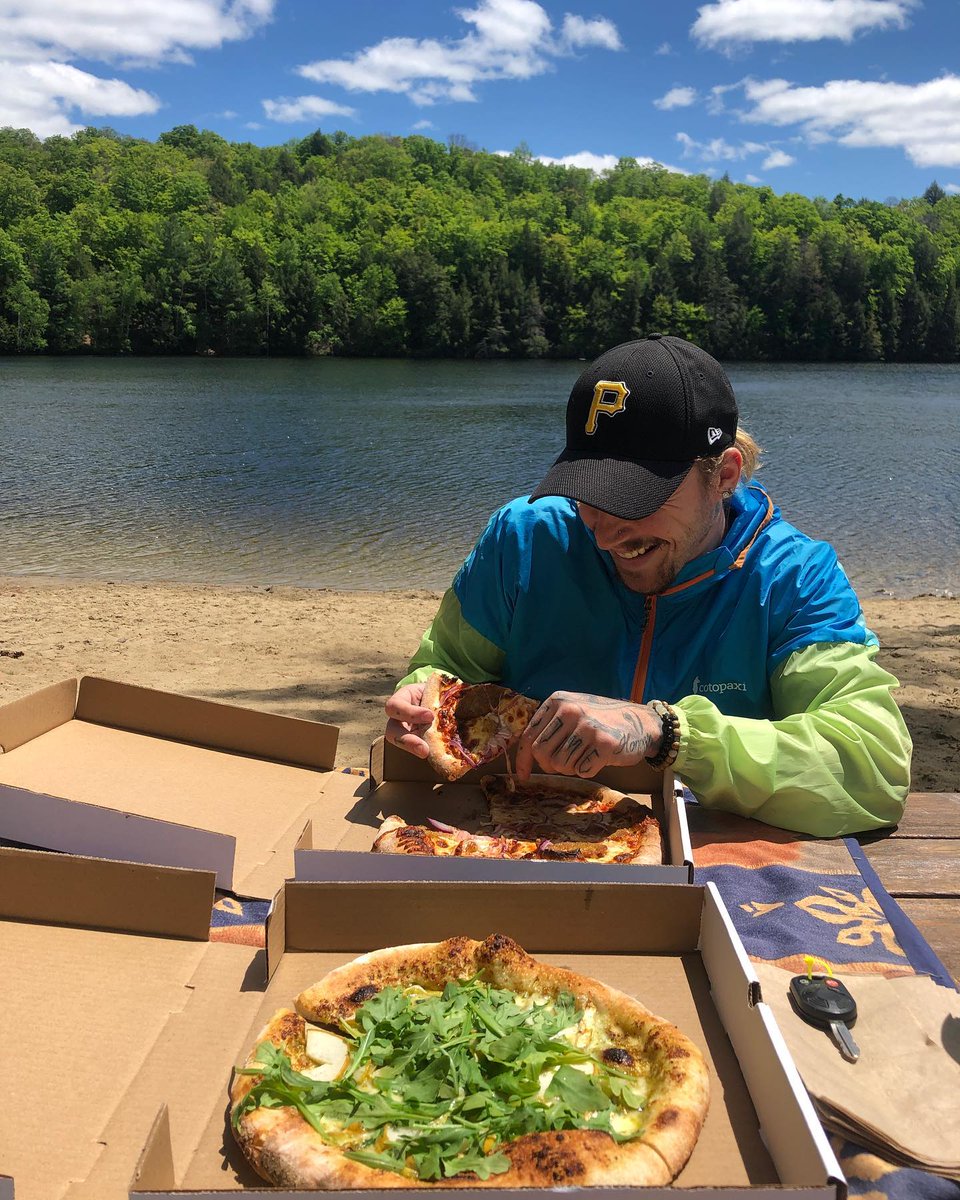 .@neatcoffeeshop pizza + Burnstown Beach = the ultimate picnic. 📷 by meghansavoie. #OttawaValley #BurnstownOntario #DiscoverOn
