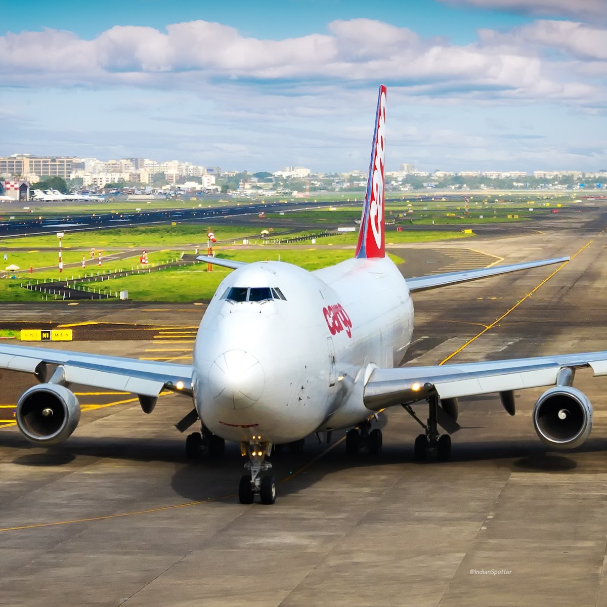 Indian_Spotter's tweet photo. 🇲🇩 #FlyPro @Boeing #B747-200F taxiing towards R27 at CSMIA.Sight of these classic jumbos (over 40 yr old) in today's time is definetely a treat to the eyes! 😍✈️
#FlyPro #ERBAR #Boeing747 #CargoPlane #Freighter #AvGeek #Aviation #Planespotting #Mumbai https://t.co/KdIvat68RP