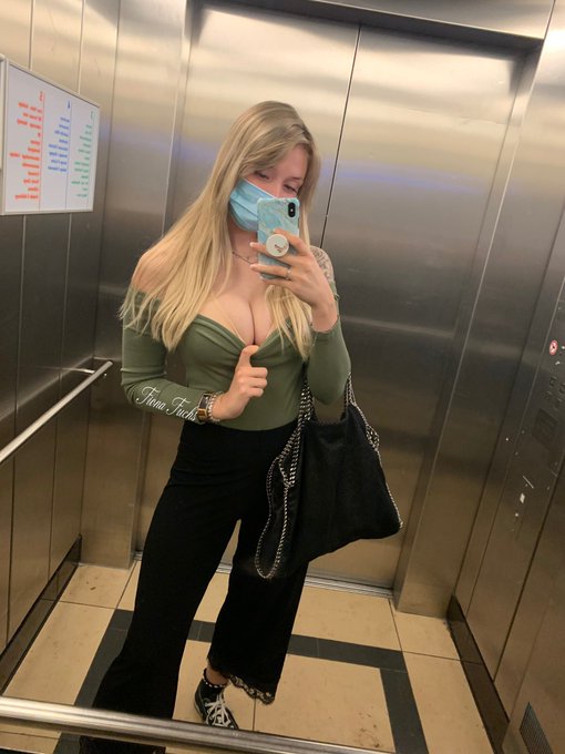 Allein im Aufzug mit Spiegel... Da MUSS man einfach Fotos machen 😋 https://t.co/pHy8yYDQFy<a href="/tag/bodypositivity"class="tags"><span>#bodypositivity</span></a>