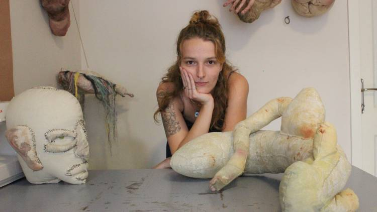 “El arte no tiene por qué domesticar al público”

La pintora <a href="/YekaterynaG/">Yekateryna Grygorenko</a> tiene como objetivo mostrar una estética incorrecta y repugnante al público, y no la belleza y la verdad que se les han enseñado. 

kurdistanamericalatina.org/el-arte-no-tie…