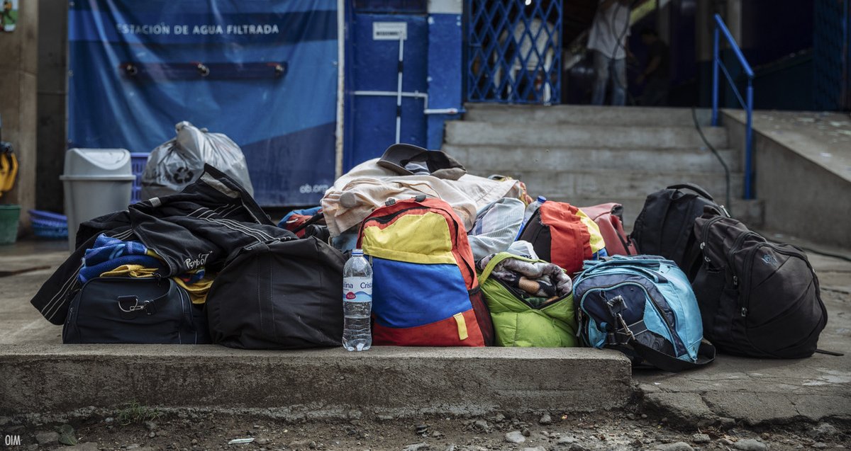 Pila de bolsos y mochilas de personas migrantes sobre el suelo. Foto. OIM