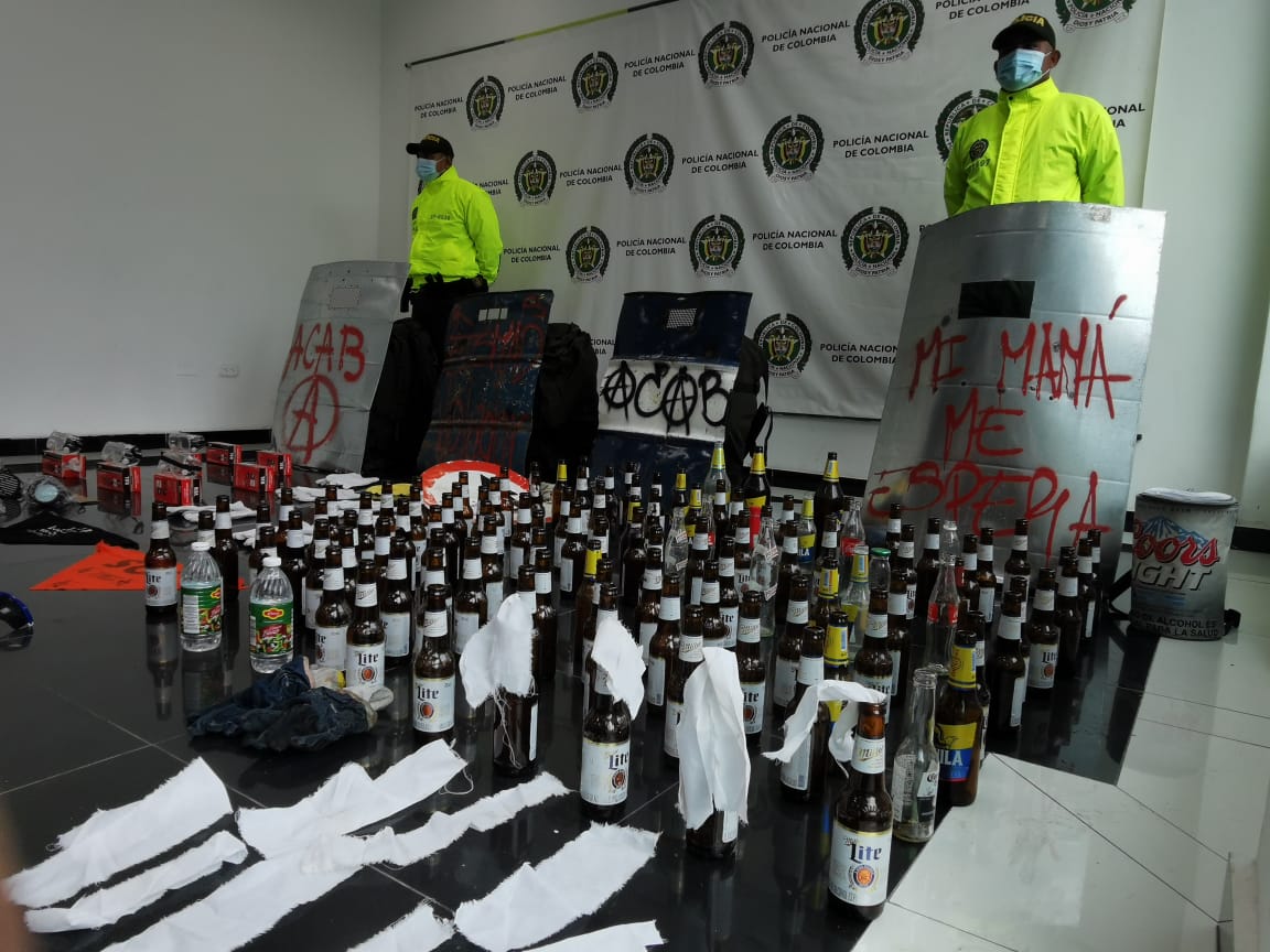 charoguerra's tweet photo. Botellas de vidrio para hacer bombas molotov, tiras de trapos para hacer mecheros, líquidos inflamables y escudos artesanales, algunos de los elementos con los que vándalos y criminales pretendían atacar a la @PoliciaColombia hoy en Barranquilla. @CIDH https://t.co/CzXMjdXY8K