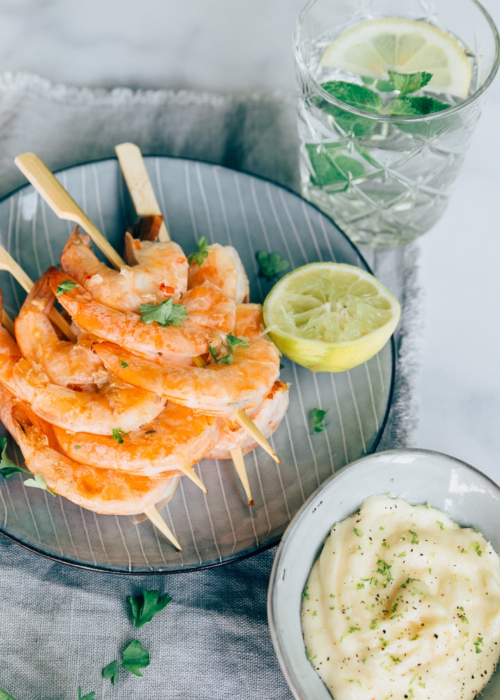 paulineskeuken's tweet photo. We kunnen inmiddels alweer prima wat zomerse bbq recepten delen, toch? De limoen aioli bij deze garnalenspiezen is lekker fris en smaakt er heerlijk bij. Die aioli maken we ‘from scratch’ en dat is heel eenvoudig! #bbqtip
https://t.co/IcrMaE7xwe https://t.co/ABRhnVqIzN