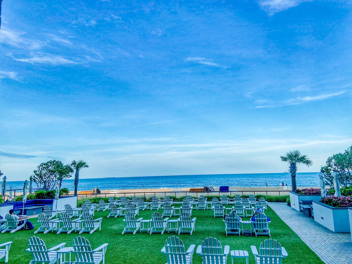 fdgtl's tweet photo. We couldn't think of a more perfect place to spend #WorldOceansDay. #VirginiaBeach #WorldOceanDay #SaveTheOcean 🌊🐬🦈🐋🌊 https://t.co/cYqU8PCN0B