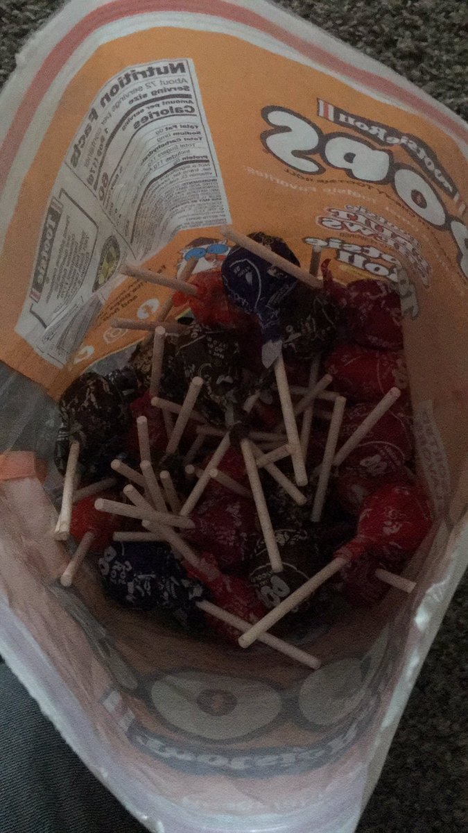 Shadowstorm_ed's tweet photo. I’m running out. Send help. Send more lollipops 🆘🆘🆘🤣🤣🤣🤣 #lollipop #tootsieroll @TootsieRoll #haha #bestcandyever https://t.co/WIUfC0EmMV