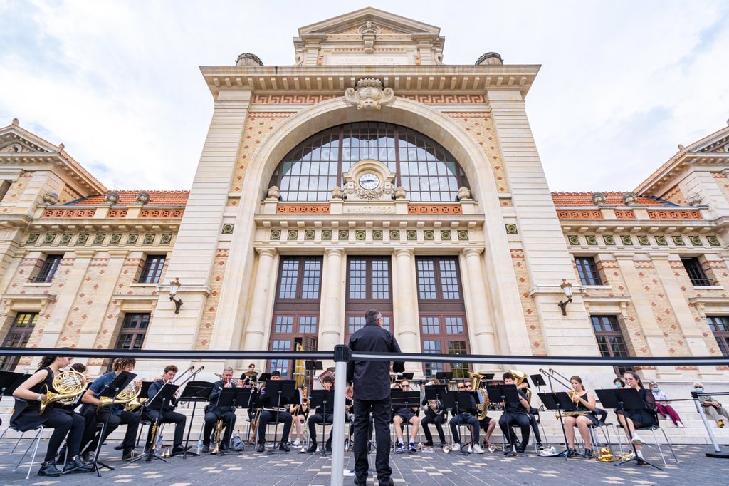 CatherineM06's tweet photo. #journeemondialedesoceans Avec @FranckMARTIN06 au récital de l’ensemble des cuivres du Conservatoire de #Nice06 sur le parvis de la #garedusud. Bravo aux équipes de la bibliothèque Raoul Mille pour l’organisation. Jusqu’au 13/06, découvrez l’événement #Ocean21 par la @VilledeNice https://t.co/H3BCunBfrD