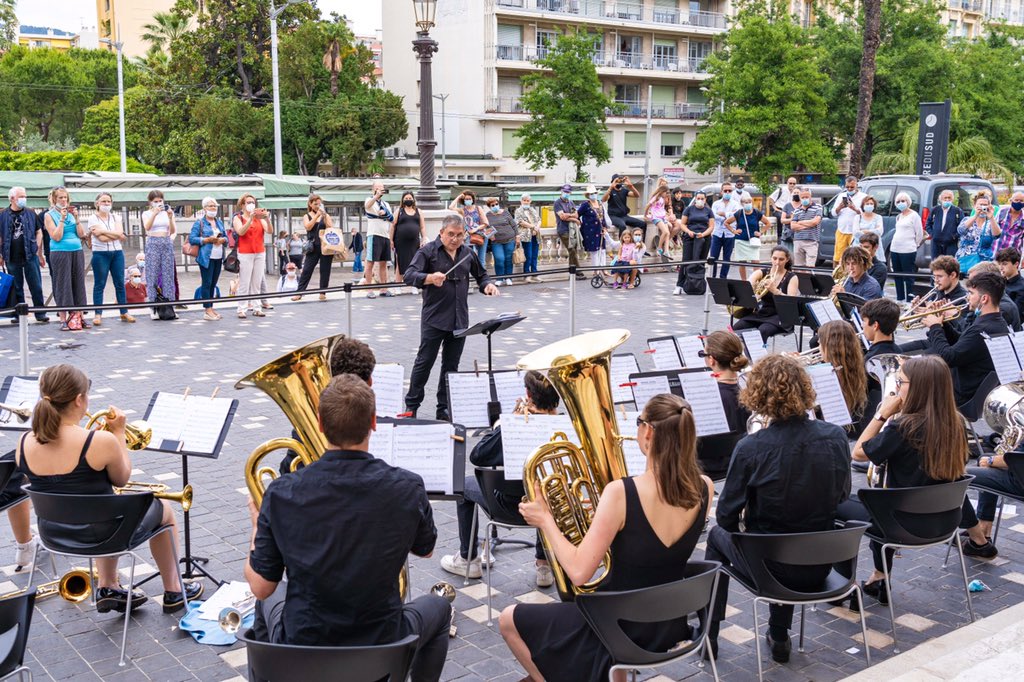 CatherineM06's tweet photo. #journeemondialedesoceans Avec @FranckMARTIN06 au récital de l’ensemble des cuivres du Conservatoire de #Nice06 sur le parvis de la #garedusud. Bravo aux équipes de la bibliothèque Raoul Mille pour l’organisation. Jusqu’au 13/06, découvrez l’événement #Ocean21 par la @VilledeNice https://t.co/H3BCunBfrD