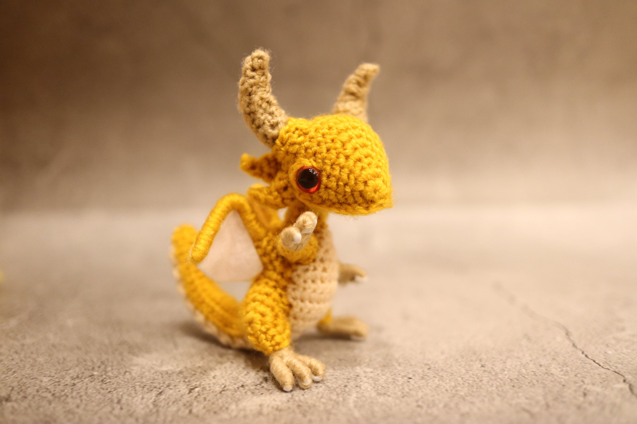 タンゴr 新手乗りドラゴンを作りました お兄さんドラゴン追加で 黄色ドラゴンの一家になりました 顔やら体やら全体のバランスを改良して可愛さアップ 正面からの顔もかわいいよ あみぐるみ ドラゴン ハンドメイド 編みぐるみ かぎ針編み T Co