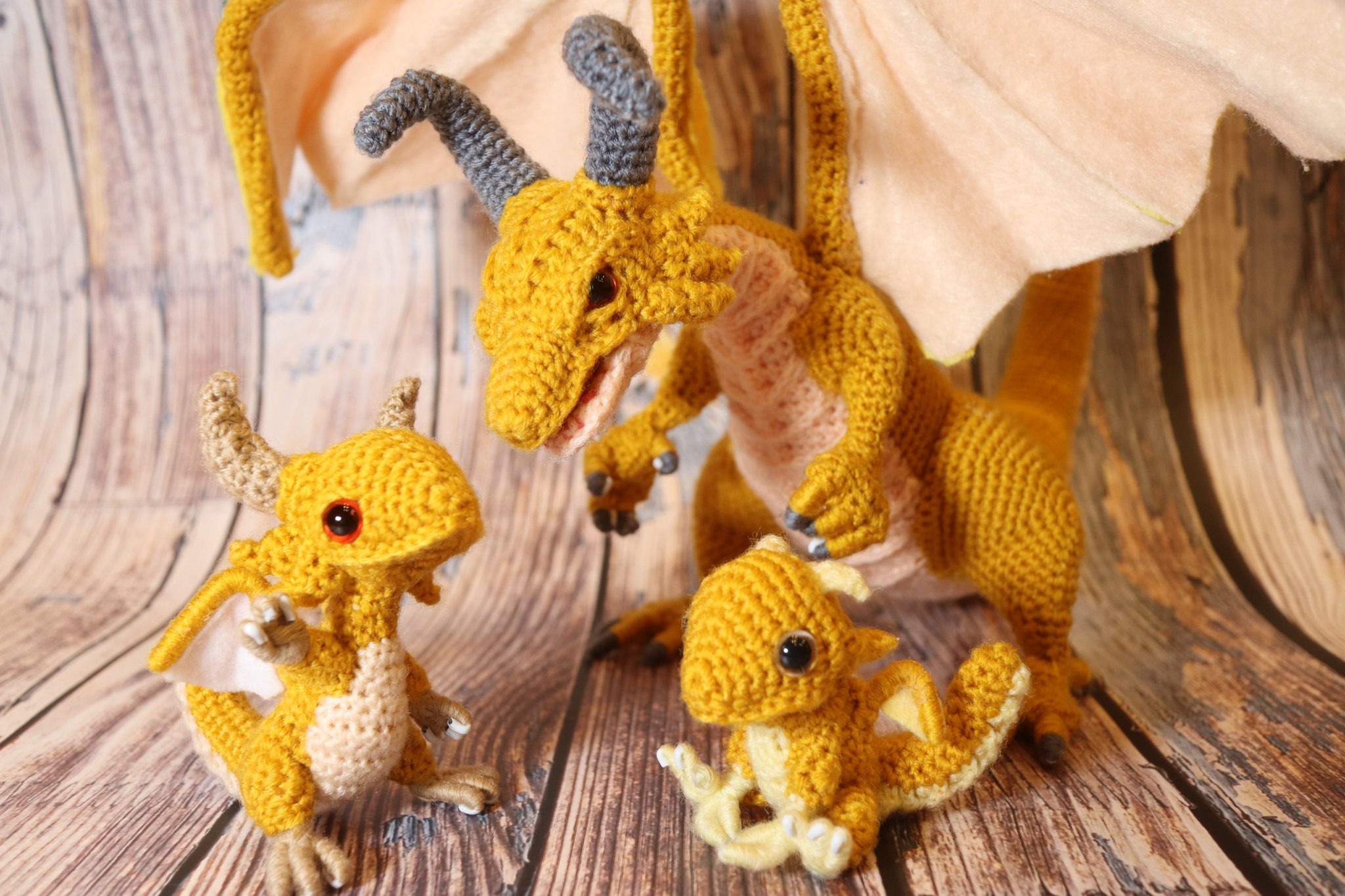 タンゴr 新手乗りドラゴンを作りました お兄さんドラゴン追加で 黄色ドラゴンの一家になりました 顔やら体やら全体のバランスを改良して可愛さアップ 正面からの顔もかわいいよ あみぐるみ ドラゴン ハンドメイド 編みぐるみ かぎ針編み T Co