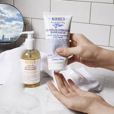HomeMoveBoxLtd's tweet image. This year’s been tough on our hands with all that extra handwashing. So we're delighted to be adding Kiehl’s Since 1851 Ultimate Strength Hand Salve from @KiehlsUKI to our welcome boxes this month. Some much needed skin TLC for hardworking home movers! 
#Kiehls #homemovebox
