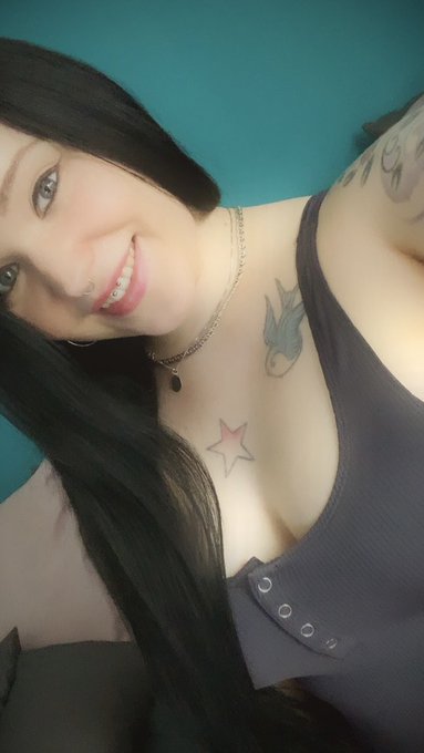 Einen sch&ouml;nen Dienstag euch &hearts;️ Genie&szlig;t ihr auch die warmen Temperaturen? 🥵 https://t.co/NXwHbnKQBu<a href="/tag/tattoos"class="tags"><span>#tattoos</span></a><a href="/tag/blackhair"class="tags"><span>#blackhair</span></a><a href="/tag/camgirl"class="tags"><span>#camgirl</span></a><a href="/tag/sayhello"class="tags"><span>#sayhello</span></a>