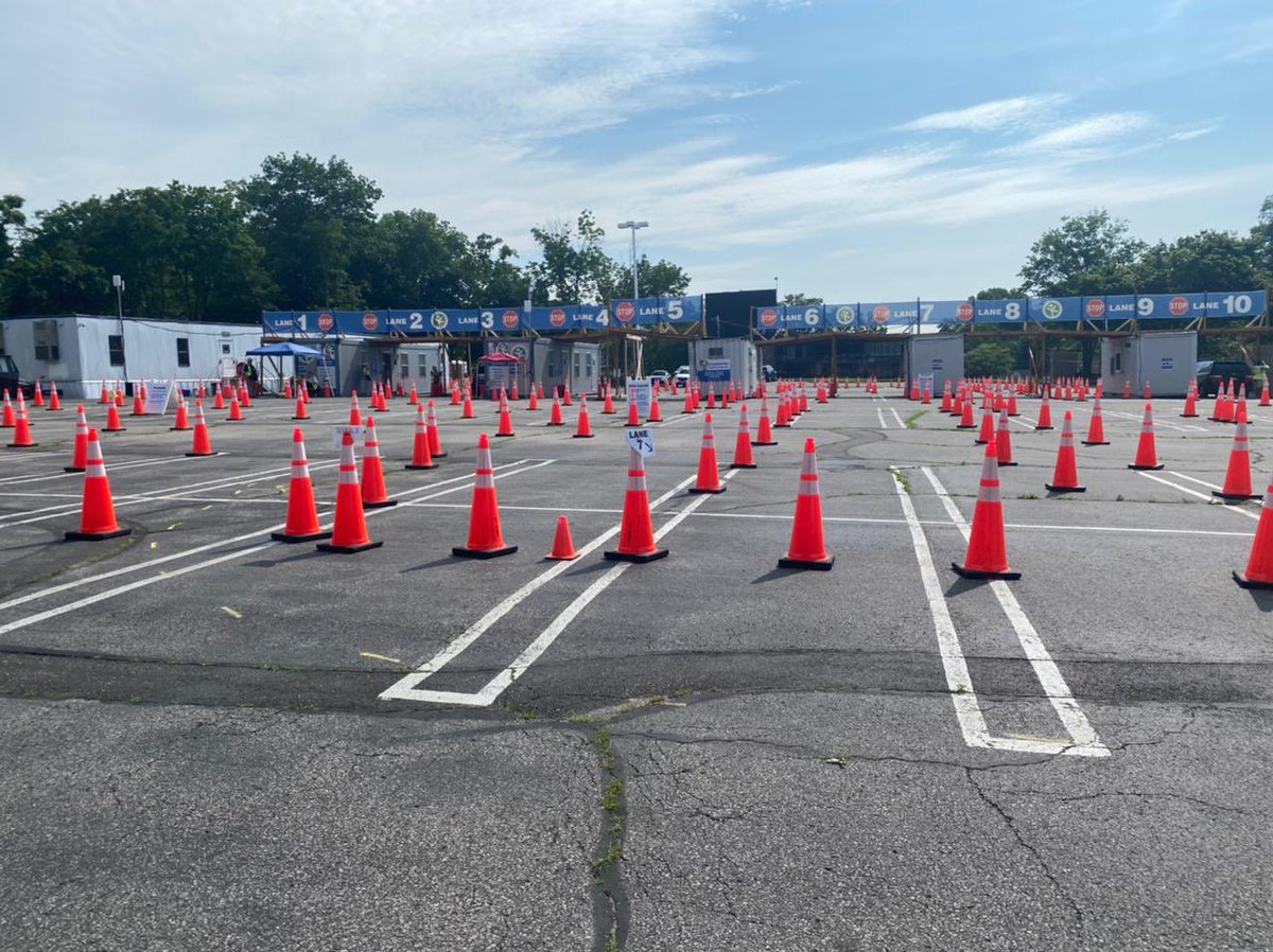Miguel_Boggiano's tweet photo. Esta es la terrible cola que había para vacunarse hoy a la mañana en Stamford, CT (EEUU). Estacionamiento del Mall Lord &amp; Taylor. Y nuestro presidente nos quiere vender que el capitalismo fracasó. https://t.co/6LpC3NTb2H