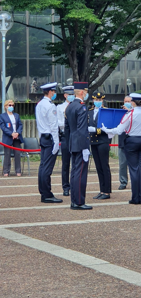 RepCD93's tweet photo. Journée nationale d’hommage aux héros et soldats morts pour la France 🇫🇷 en #Indochine.

Remise de médailles de la sous-préfete de #seinesaintdenis à un agent de police et un pompier pour acte de courage et de dévouement, héros de notre temps. https://t.co/5UAoHuOWrY