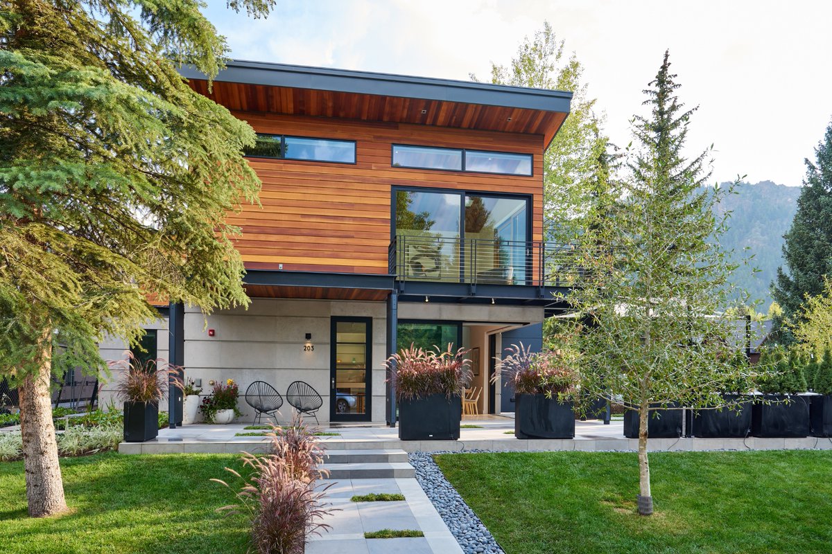 zgroup_arch's tweet photo. A #cornerlot featuring a #home #design that opens up to the #WestEnd w/ a view of The Red Brick across the street, taking advantage of their #lawn for community gathering. ✨Dulcinea✨ https://t.co/DzYs0NwJ7g #zgroup #architecture #colorado #architects #residential #contemporary https://t.co/g2rNEa96mT