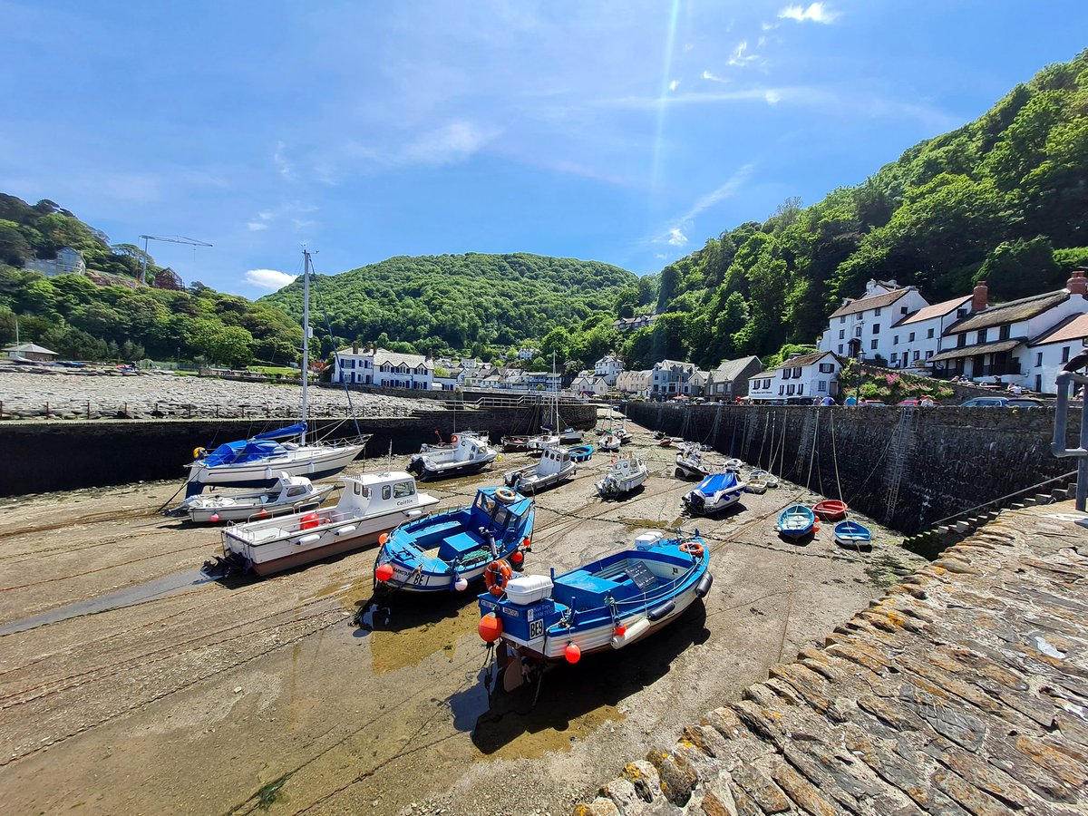 DanJamesENPA's tweet photo. Days like today I'm reminded why I do what I do - just stunning views on #Exmoor. Great to see people out and about respecting, protecting and enjoying the landscape #WeAreExmoor #CommutingViews https://t.co/XCQ74uaUpd