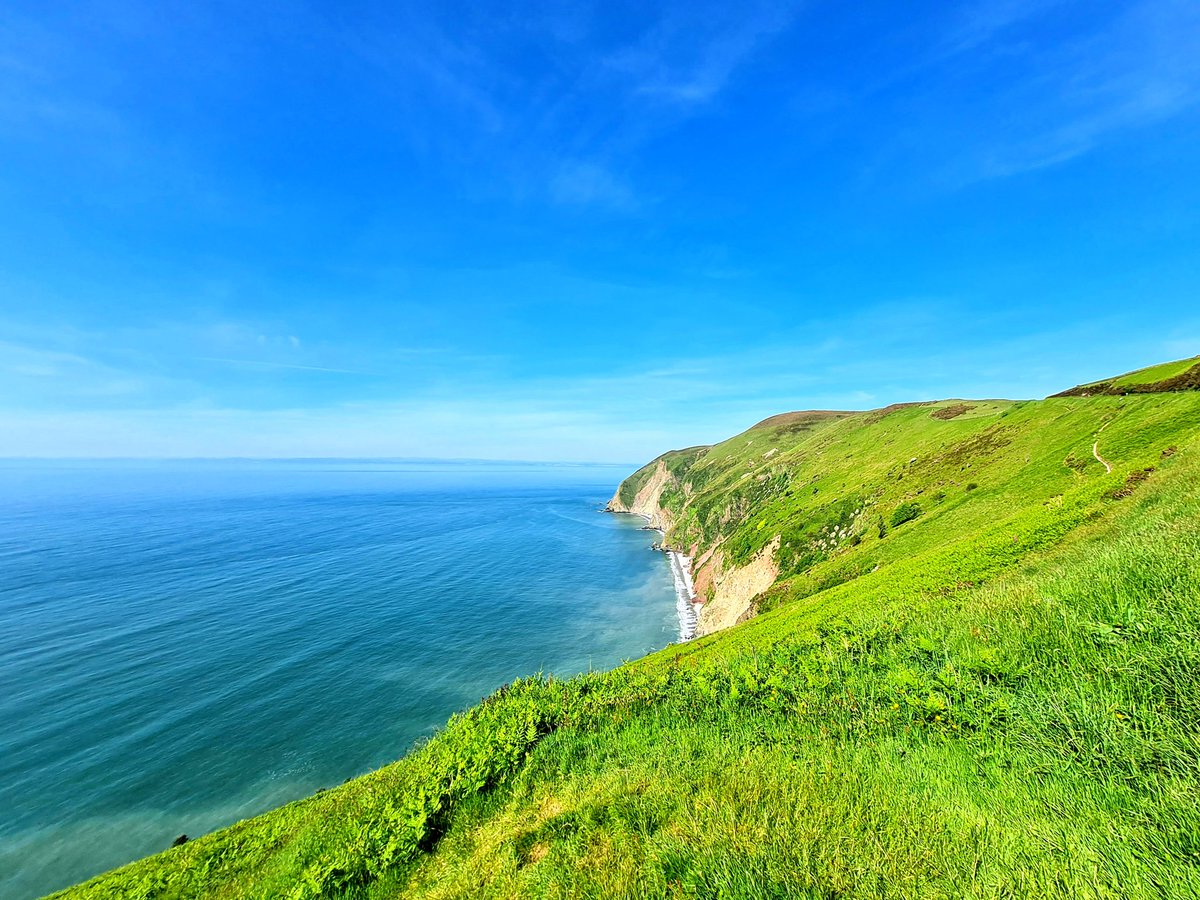 DanJamesENPA's tweet photo. Days like today I'm reminded why I do what I do - just stunning views on #Exmoor. Great to see people out and about respecting, protecting and enjoying the landscape #WeAreExmoor #CommutingViews https://t.co/XCQ74uaUpd