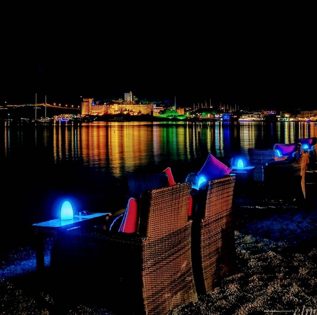 1905PYRZ's tweet image. Öleceğini bilen tek canlı İnsanmış,
O da ölmeyecek gibi yaşarmış.
#Halicarnassus #bodrum 
İ Y İ   G E C E L E R..