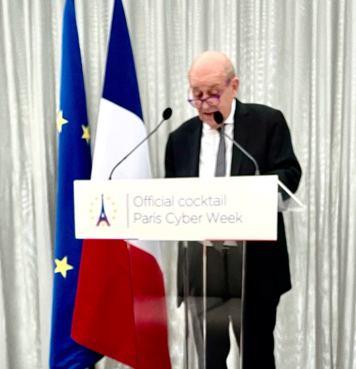 FroehlicherT's tweet photo. Belle fin de journée pour la première journée du #ParisCyberWeek avec Jean-Yves Le Drihan, Ministère des Affaires Étrangères (et breton … bien évidement !).
@JulienNocetti Risk Governance Chair @RennesSB
#unframedthinkers #PCW21 https://t.co/iaMyyrxq8O