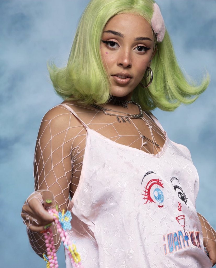 Attention doja. Дожа Кэт. Певица Doja. Doja Cat без макияжа. Doja Cat Green hair.