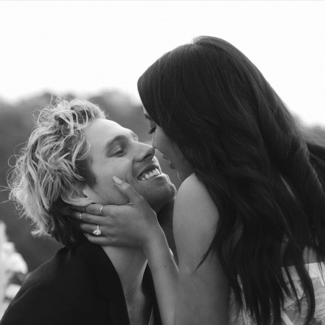 lipring's tweet photo. THEY'RE GETTING MARRIED https://t.co/XqHNyouzZY