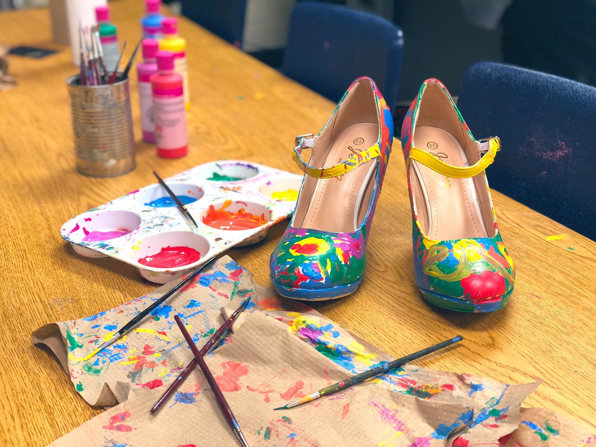 hey_mrsporkchop's tweet image. (For all you #artteachers who need to know materials: @theartofed @DavisPub #k12artchat @NAEA)
This #studentdesigned ensemble &amp;amp; others were created using #tulipcolors matte fabric paint &amp;amp; paint markers.
🎨 Easy to apply. 
🧼 Hand wash or on gentle cycle. 
😉 #notsponsored