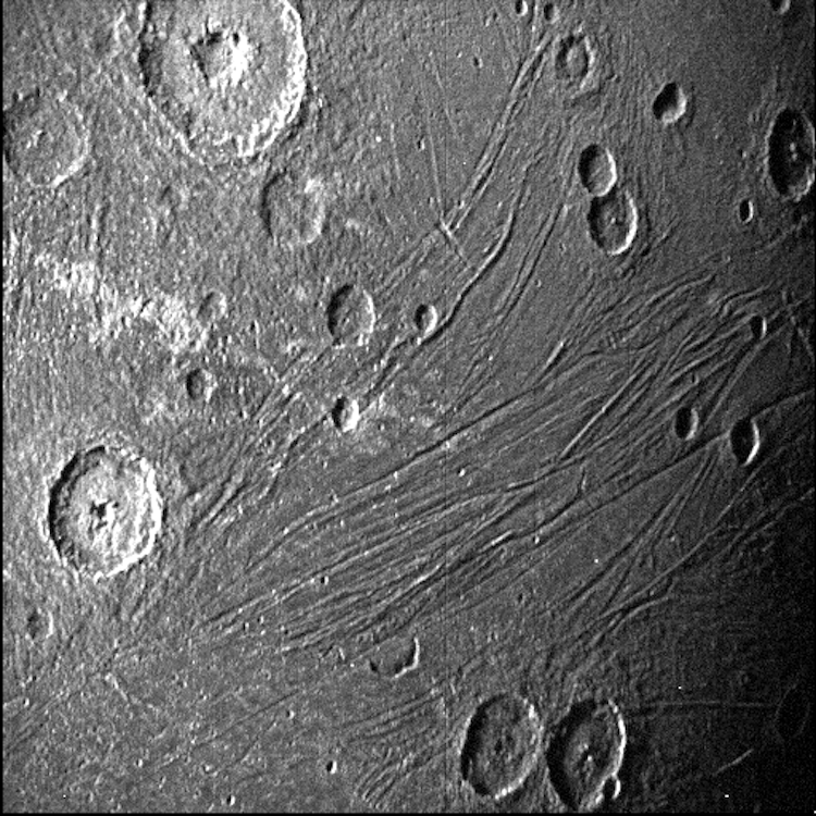 SpaceflightNow's tweet photo. NASA’s Juno spacecraft flew by Ganymede, Jupiter’s largest moon, Monday on the first close-up visit to the icy world since 2000.
The first images from the Juno flyby show Ganymede’s water-ice crust in “remarkable detail,” NASA says.
Read more: https://t.co/P3rBzsnNwm https://t.co/YJoT6idkFy