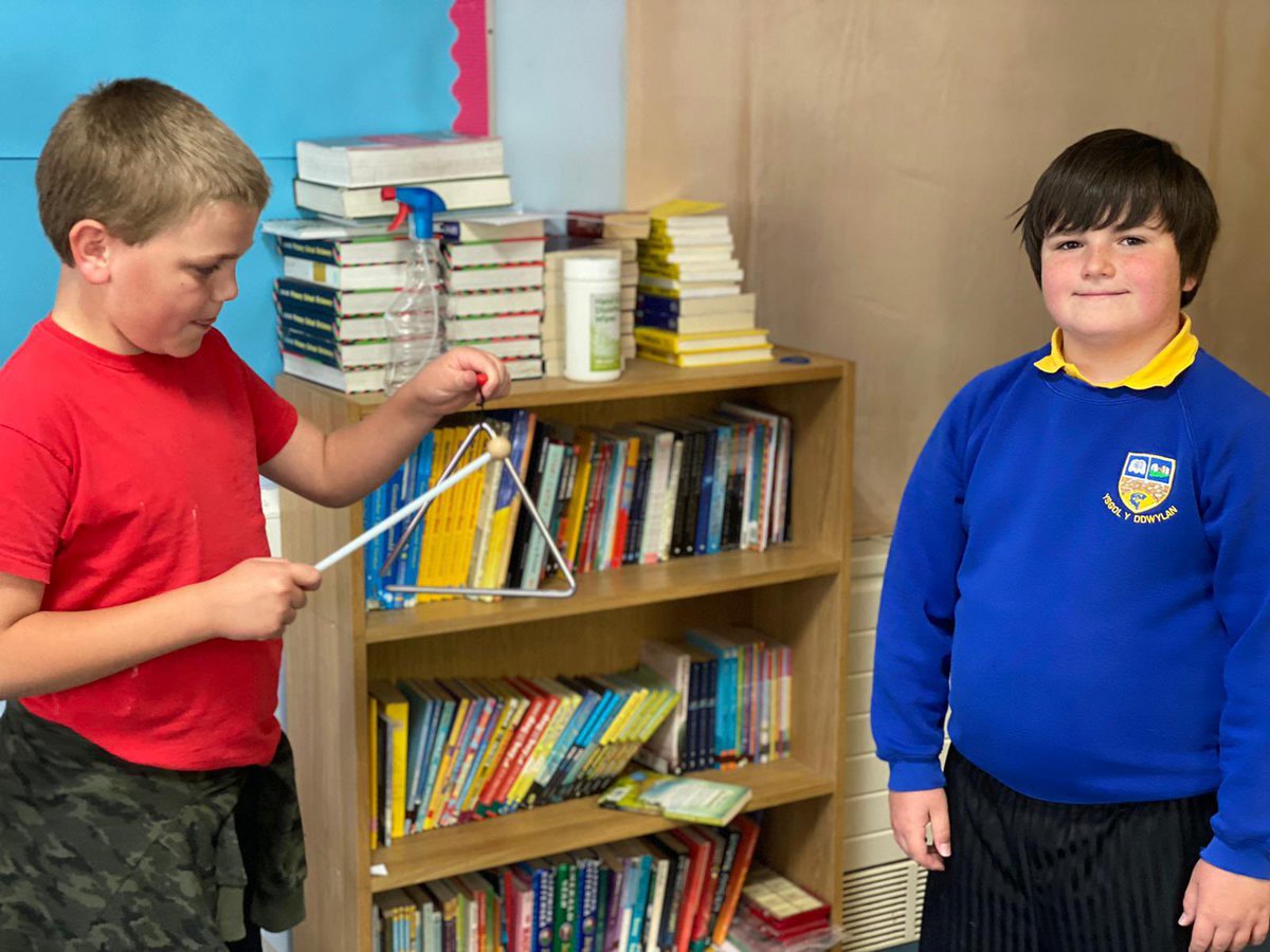🥳Diwrnod gwych gyda disgyblion <a href="/YDdwylan/">Ysgol y Ddwylan</a> heddi 🌟

Gweithdai #Egni gyda tri cwmni arbennig sy’n rhan o’n cymuned greadigol sef <a href="/Stiwdiobox/">𝗦𝘁𝗶𝘄𝗱𝗶𝗼𝗯𝗼𝘅</a> <a href="/Atebol/">Atebol</a> a <a href="/MoilinCyf/">@Insta - MoilinCyf</a> a’r plant yn joio mas draw 🎤🤩💻

Diolch i <a href="/colegcymraeg/">Coleg Cymraeg</a> am y nawdd i #EhanguMynediad 
#Cymraeg #HwbCreadigol #Addysg