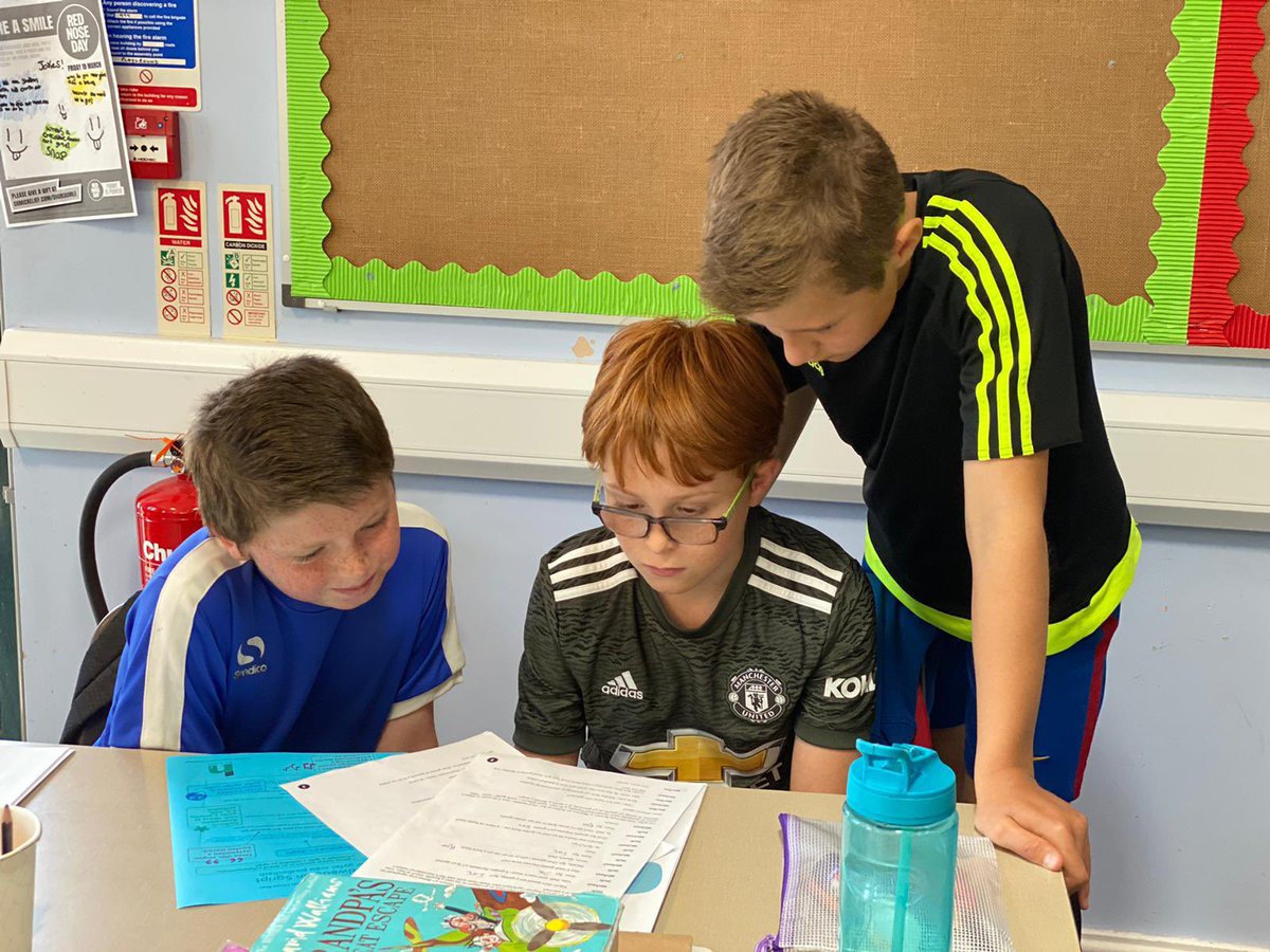 yr_egin's tweet photo. 🥳Diwrnod gwych gyda disgyblion @YDdwylan heddi 🌟

Gweithdai #Egni gyda tri cwmni arbennig sy’n rhan o’n cymuned greadigol sef @Stiwdiobox @Atebol a @MoilinCyf a’r plant yn joio mas draw 🎤🤩💻

Diolch i @colegcymraeg am y nawdd i #EhanguMynediad 
#Cymraeg #HwbCreadigol #Addysg https://t.co/lA4WzKTf6R
