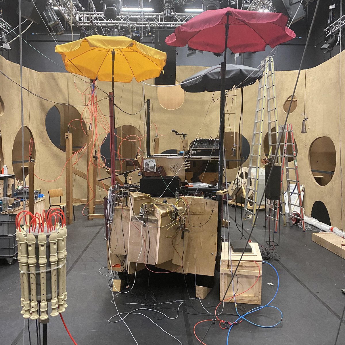 ThiesMynther's tweet photo. Moon machine looks good in the @Mousonturm #termitarium!
#moonmachine #moondogging #tonfunktion #performance #musicaltheatre #musicaltheater #frankfurt #moondog https://t.co/1Dp1xAN4RZ