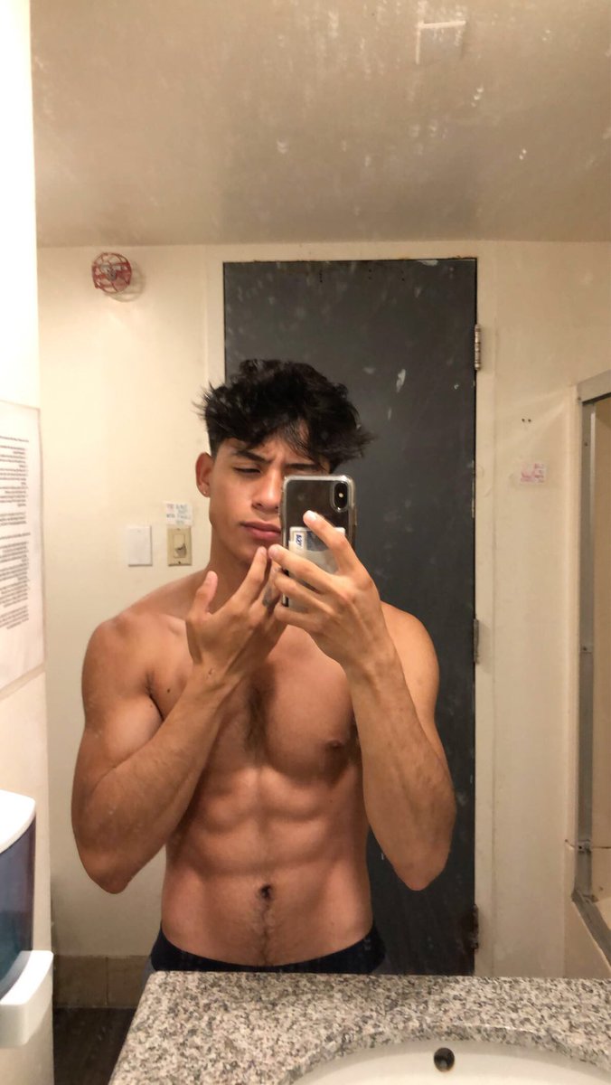 Falllenangelll9's tweet photo. Messy morning hair 🤠 https://t.co/NPVaYaQEmo