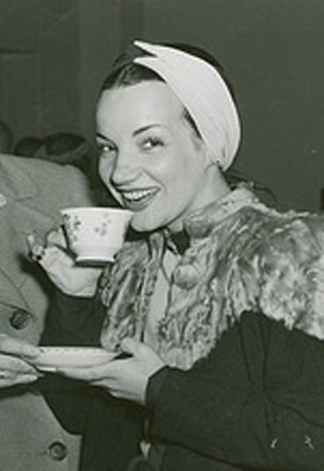 Magiayte's tweet photo. -Nadie:
-Absolutamente nadie: 

-Carmen Miranda: *bebe nuestras infusiones*
(no tenemos pruebas pero tampoco dudas) https://t.co/yt7NWTPsf2